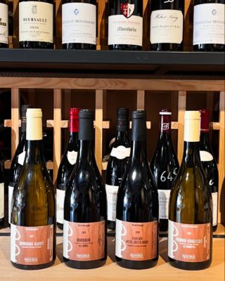 Le Domaine Petit-Roy est fondé et dirigé par Seiichi Saito, né en Chine il a étudié l’œnologie au Japon.  Le Domaine Petit Roy se distingue par son approche minimaliste et sa volonté de préserver la pureté du fruit. Seiichi Saito privilégie des techniques de culture biodynamiques et une vinification sans intrants chimiques, cherchant à créer des vins vivants et expressifs. 
Les vins sont complexes et élégants. 
Coup de cœur de l’équipe du Pernand- Vergelesses Les Combottes 2021 ♥️  Les vins sont disponibles à notre boutique, 5 place Marey à Beaune 🍷  #vin #vins #wine #wines #winelover #bourgogne #burgundy