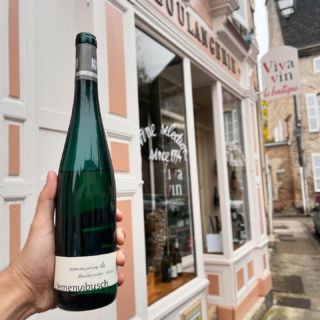 Le domaine Clemens Busch, situé dans la région de la Moselle en Allemagne est reconnu pour son respect de l’agriculture biodynamique et son engagement en faveur de la nature. Le domaine produit des Rieslings de caractère, reflétant le terroir unique de ses vignobles en pente. Les vins sont authentiques, à la fois élégants et profonds, fruits d’un savoir-faire d’exception et d’une passion pour la viticulture durable.  Disponible à la boutique Vivavin, 5 place Marey à Beaune.  #wine #wines #germanwine #winelover #winelovers #germany #burgundy #vinsallemands #vivavin